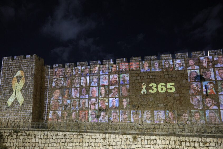תמונות החטופים על חומות העיר העתיקה (צילום: ארנון בוסאני)