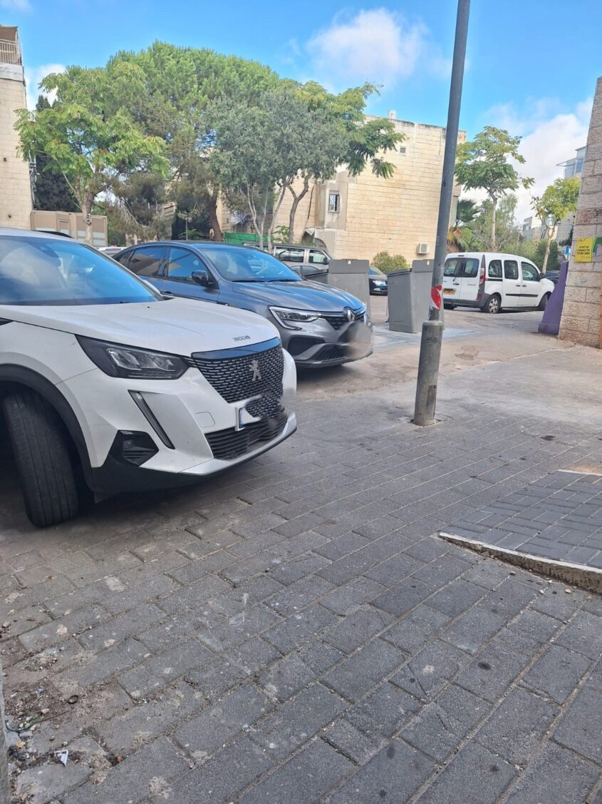 במקום הולכי רגל - מכוניות: המדרכות ברמות (צילום: חנה)