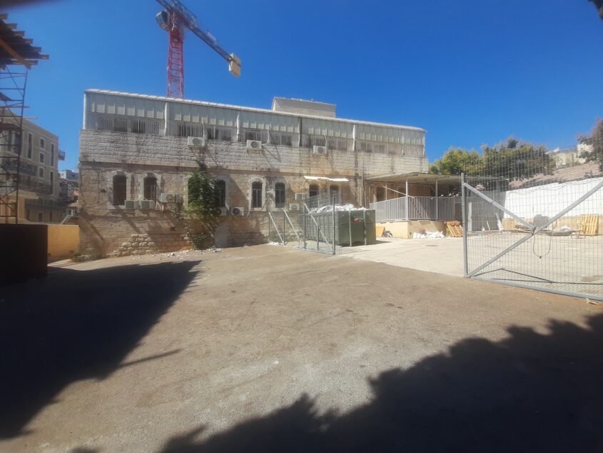 אחד משני הבניינים המקוריים של 'תחכמוני' עם החצר האחורית (צילום: אדם אקרמן)