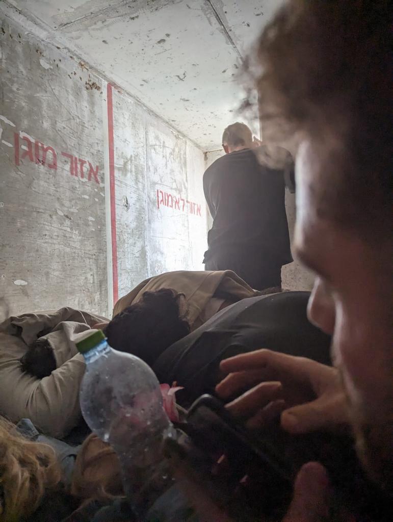 ענר ז"ל עומד שומר על הכניסה למיגונית (צילום: באדיבות המשפחה)