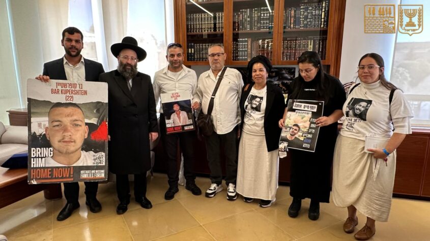 משפחות החטופים במעמד ברכת הכהנים בכותל (צילום: הקרן למורשת הכותל המערבי)
