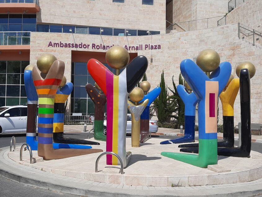 פסל 'עשר המאמרות' בכניסה למרכז שלוה (צילום: אדם אקרמן)