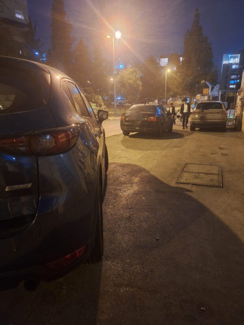 במקום הולכי רגל - מכוניות: המדרכות ברמות (צילום: חנה)
