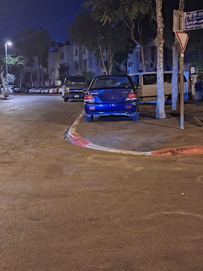 במקום הולכי רגל - מכוניות: המדרכות ברמות (צילום: חנה)