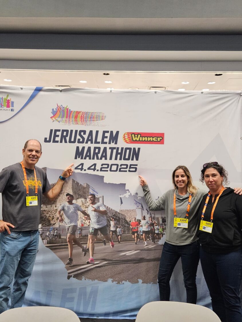 דוכן ההרשמה הירושלמי בניו יורק. מימין - נעה אטלס, ליאת פיטרו, רונן קרומהולץ (צילום: עיריית ירושלים)