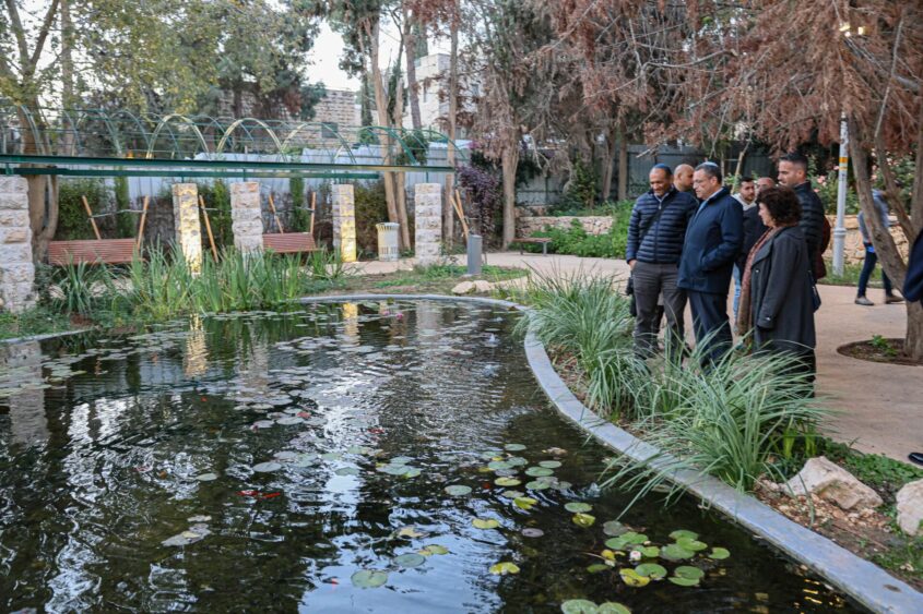 הבריכה האקולוגית בגן השושנים (צילום: ארנון בוסאני)