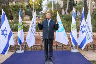 ראש העיר משה לאון במעמד טקס לשדרוג גן השושנים (צילום: ארנון בוסאני)