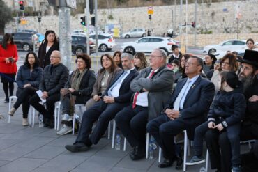 אורחים ובני משפחה בטקס (צילום: ארנון בוסאני)