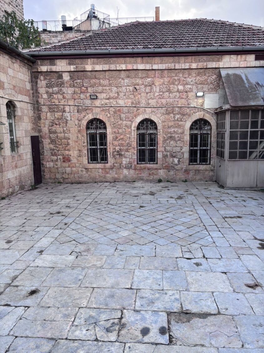 חצר פנימית בשכונת בית יעקב (צילום: עיריית ירושלים)