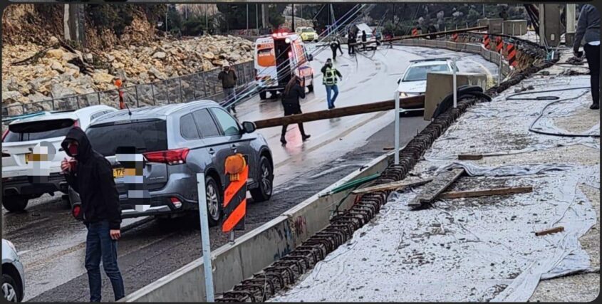 קריסת עמודי תאורה בכביש בגין (צילום: עדכוני רמות - דוד כהן)