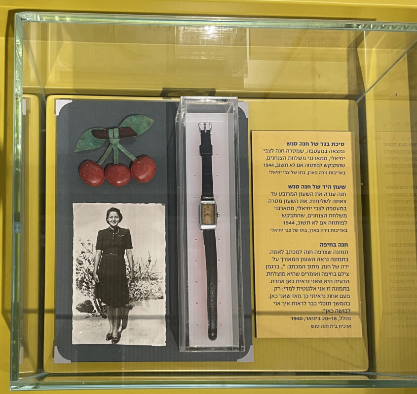 תצוגה עם שעון יד, סיכת בגד וצילומה של חנה סנש (צילום: באדיבות מוזיאון בית חנה סנש בקיבוץ שדות ים)