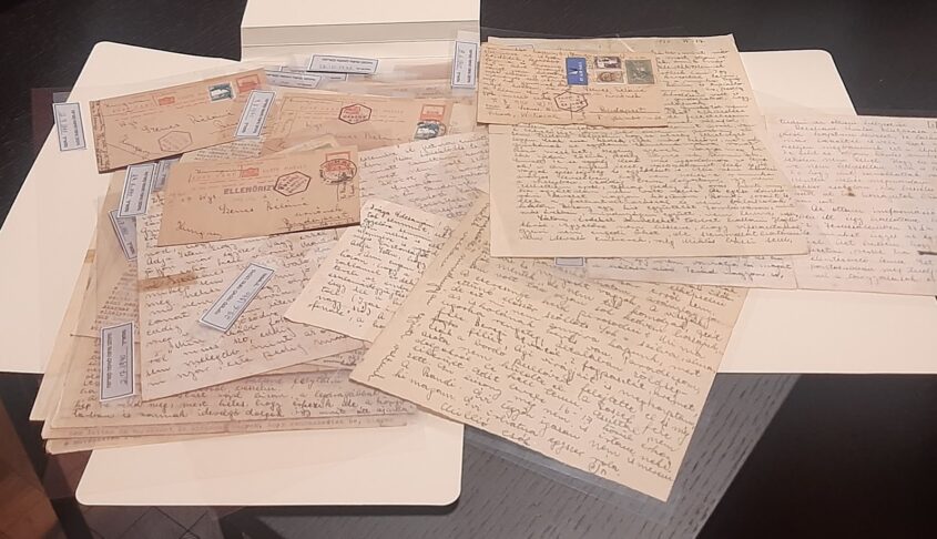 אוסף מכתבים וגלויות ששלחה חנה סנש לאמה בבודפשט (צילום: אדם אקרמן)