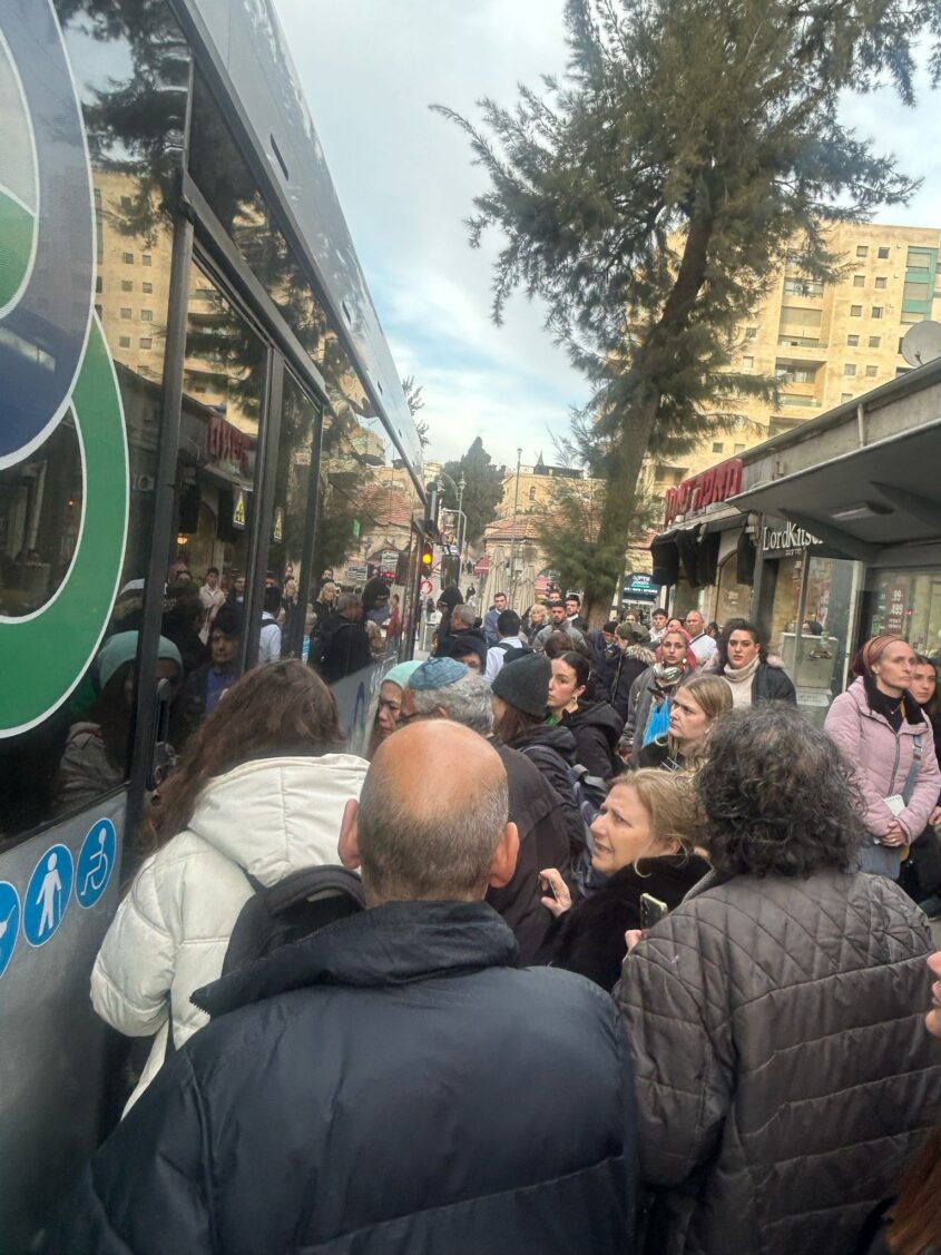 עומסים וצפיפות גם תחנות האוטובוס במרכז העיר (צילום: ב.ש)
