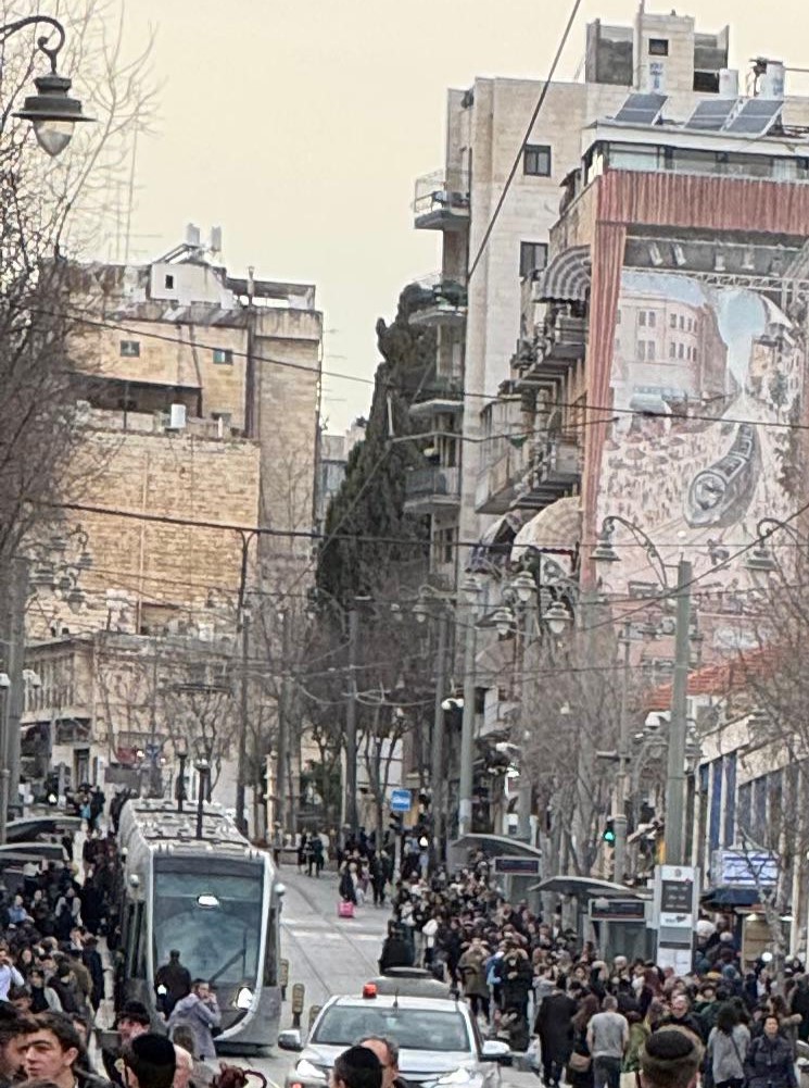 העומסים בתחנת הרכבת הקלה ברחוב יפו (צילום: ברחובות שלנו)