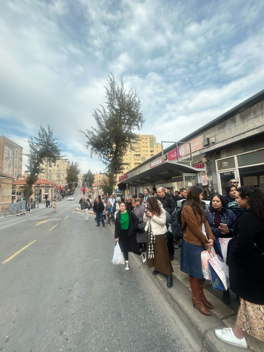עומסים וצפיפות גם תחנות האוטובוס במרכז העיר (צילום: ב.ש)