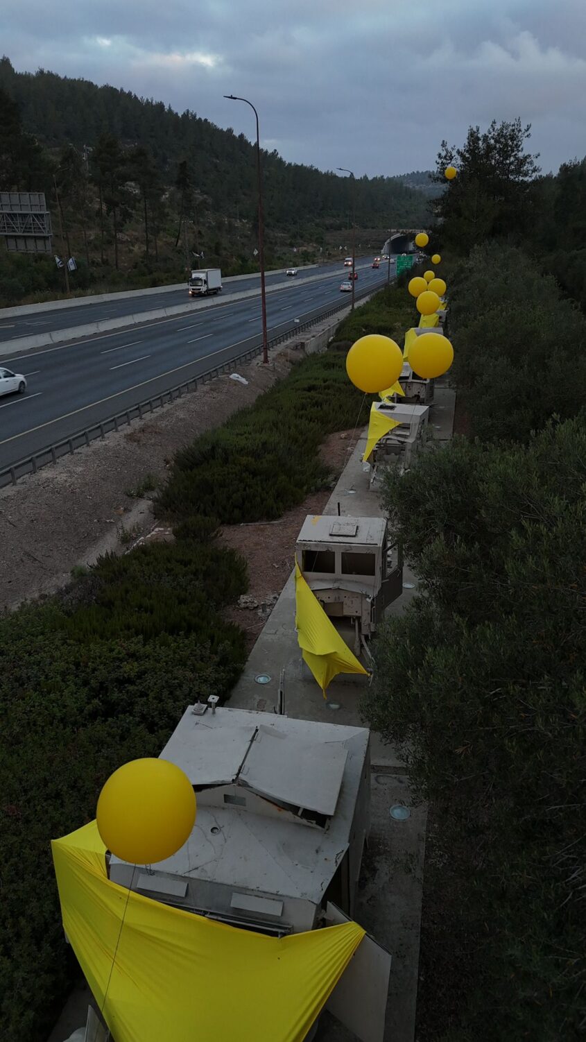 המיצג בכביש 1 (צילום: יורם שפירר)