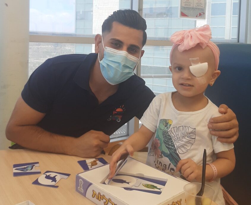 פעילות עמותת סאנרייז במחלקה לאונקולוגיה ילדים בהדסה עין כרם (צילום: יח"צ העמותה)