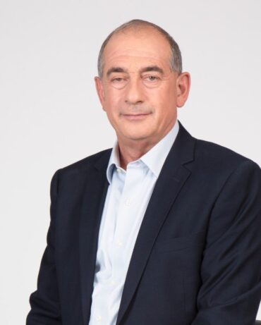 מנסה לסייע - יוסי חביליו (צילום: ישראל כהן)