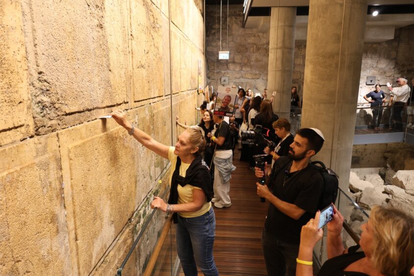 שורדי השבי ובני משפחות החטופים בביקור במנהרות הכותל (צילום: באדיבות המשפחות)