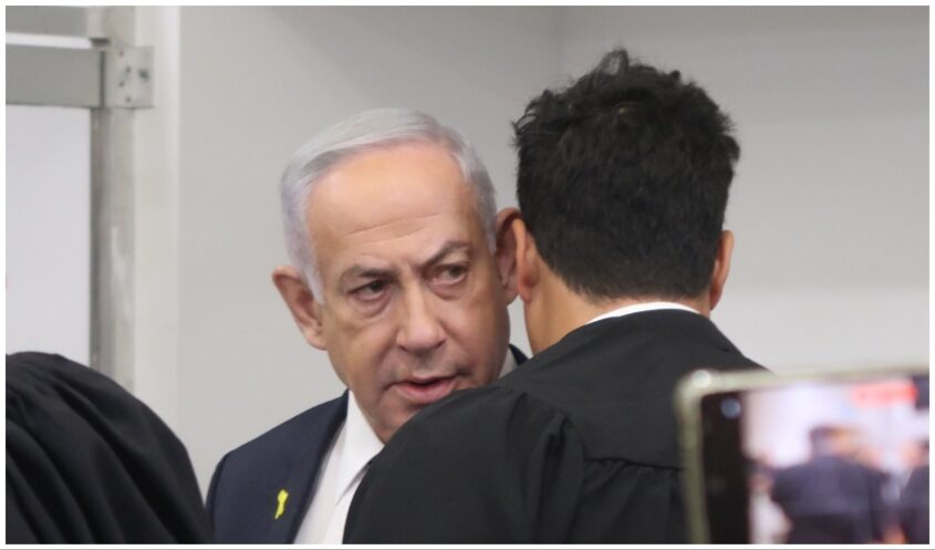 בנימין נתניהו עם עו"ד דינו עמית חדד בבית המשפט (צילום: אורן פרסיקו, העין השביעית,CC BY-SA 4.0 , מתוך ויקיפדיה)