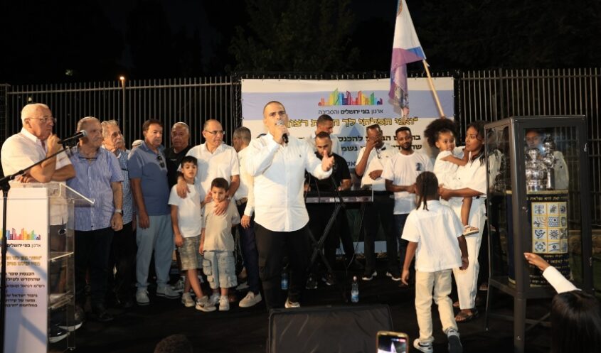 משפחתו של דניאל קאסאו זגייה ז"ל עם התורמים מהנהלת בוני ירושלים (צילום: יח"צ)