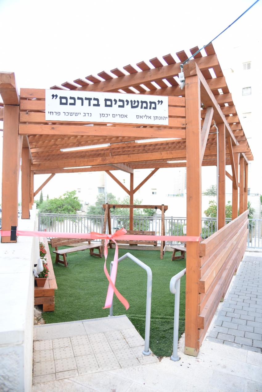 פינת הנצחה לבוגרי סניף בני עקיבא חומת שאול שנפלו במלחמה (צילום: בני עקיבא)