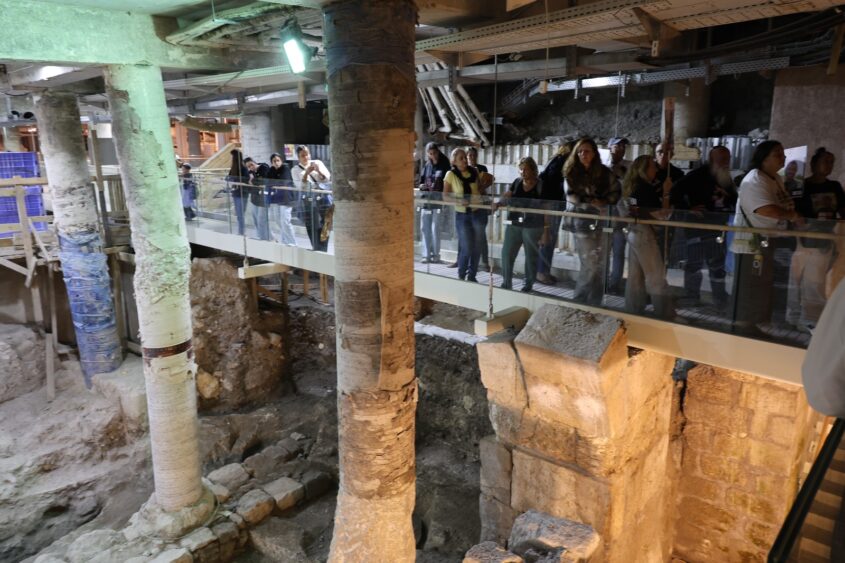 שורדי השבי ובני משפחות החטופים בביקור במנהרות הכותל (צילום: באדיבות המשפחות)