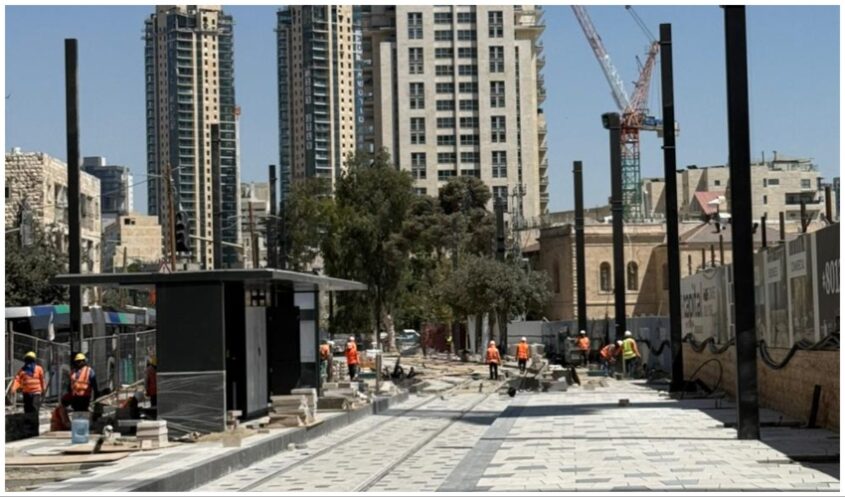 תחנת הרכבת הקלה בגוון השחור בטורים (צילום: חברת עדן)