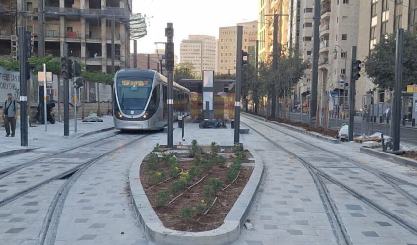 הרכבת הקלה בתחנת הטורים המחודשת (צילום: צוות תכנית אב לתחבורה ירושלים)