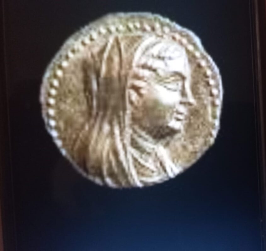 מטבע הזהב שהתגלה עם דמותה של ברניקי השנייה המצרית (צילום: מתוך ויקיפדיה)