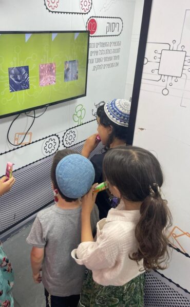 גם הילדים לוקחים חלק באיסוף המיחזור (צילום: תאגיד מא"י)