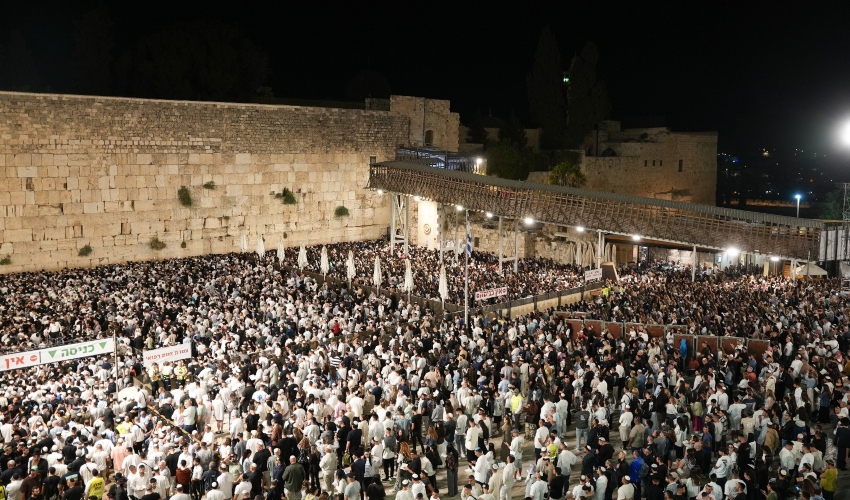 מעמד סליחות בכותל המערבי (צילום: דוברות המשטרה)