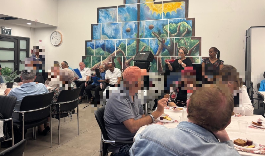 הרמת כוסית לקהילת מרש"ל (צילום: אגף הרווחה)