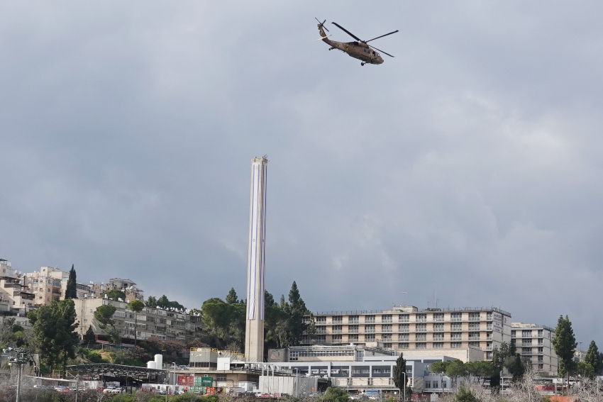 מסוק צבאי מגיע לשערי צדק (צילום: דוברות המרכז הרפואי)