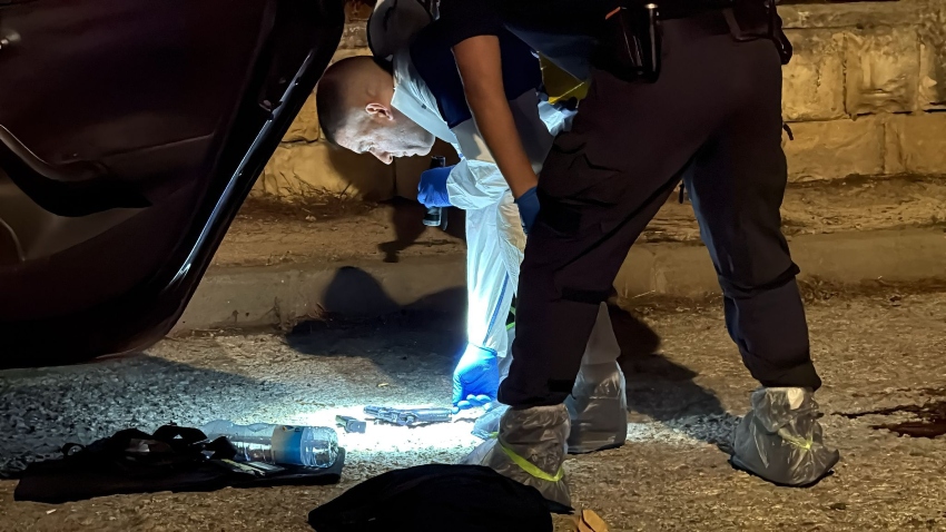 חשד לרצח וניסיון התאבדות בשכונת גילה (צילום: דוברות המשטרה)