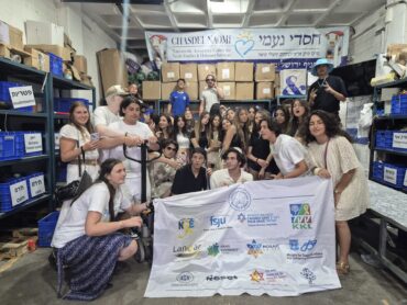 מתנדבים מחו"ל בעמותת חסדי נעמי (צילום: באדיבות משה כהן)