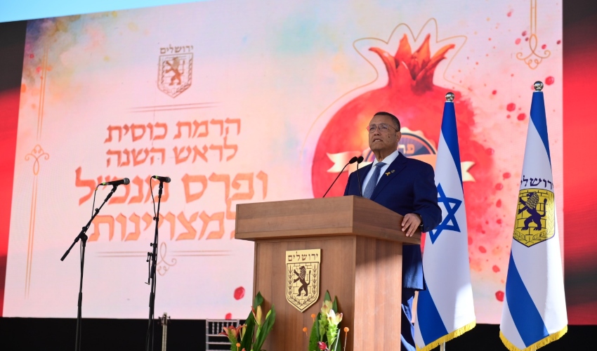 ראש העיר ליאון בהרמת כוסית לשנה החדשה בכיכר ספרא (צילום: רפי בן חקון)