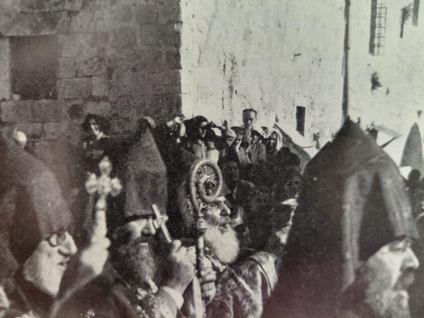 כמרים ארמנים סמוך לקתדרלת סנט ג'יימס ב-1912 (צילום: באדיבות ארכיון צלמי המושבה האמריקאית)