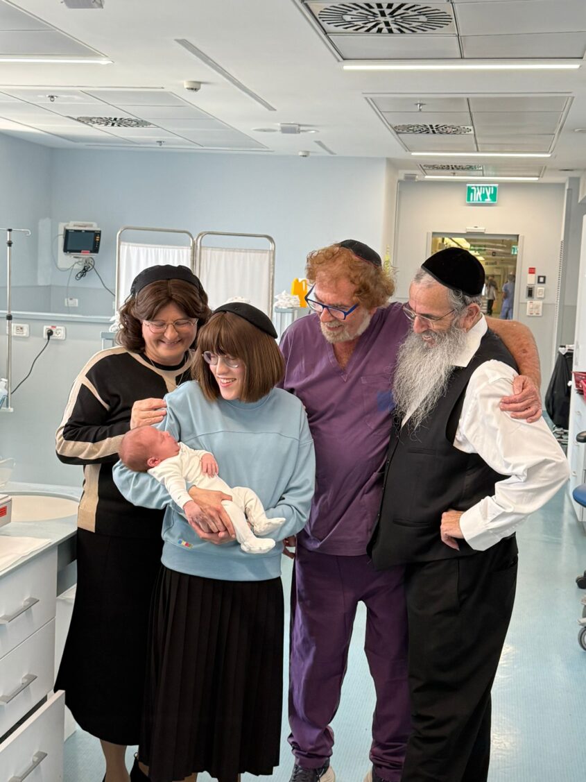 משפחות רוט המורחבת - דוד, אסתר, רוחמה והתינוק החדש - עם פרופ' שמחה יגל (צילום: דוברות הדסה)