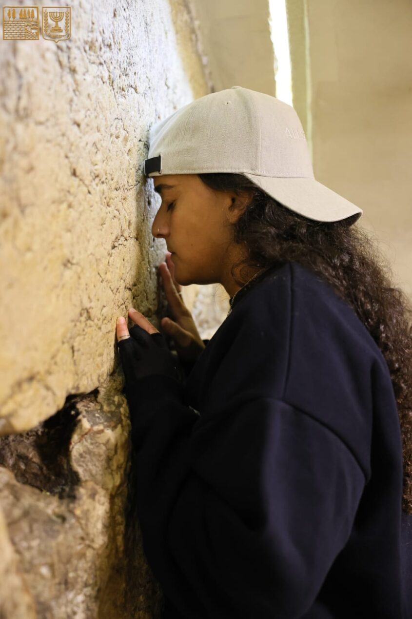 אמילי דמארי בתפילה מיוחדת בכותל (צילום: הקרן למורשת הכותל המערבי)