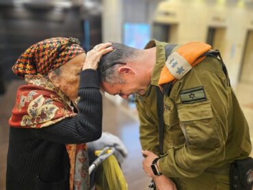 אמיר בן דוד מקבל ברכה (צילום: דובר צה"ל)