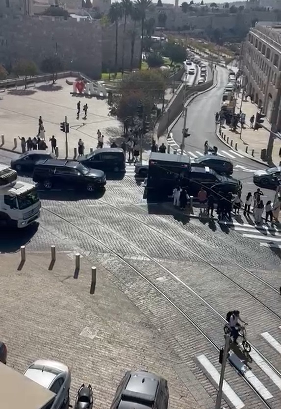 שיירת הרכבים של סגן הנשיא האמריקאי בכיכר צה"ל