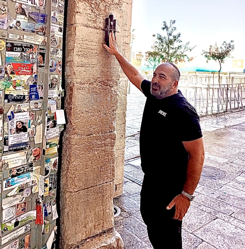 בדיקת מזוזת שער יפו (צילום: יח"צ)
