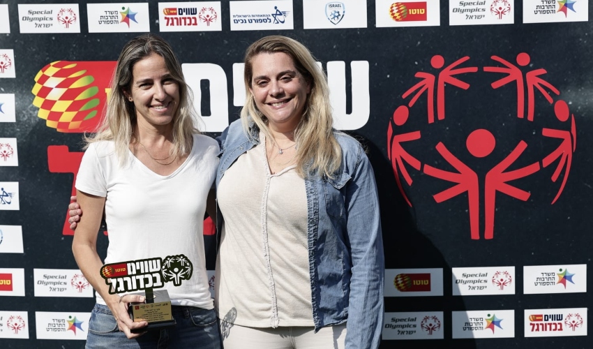 שרון לוי בלנגה, מנכ"לית ספיישל אולימפיקס ישראל, ומנהלת אגף הספורט בעיריית ירושלים, ליאת פיטרו (צילום: שווים בכדורגל טוטו)