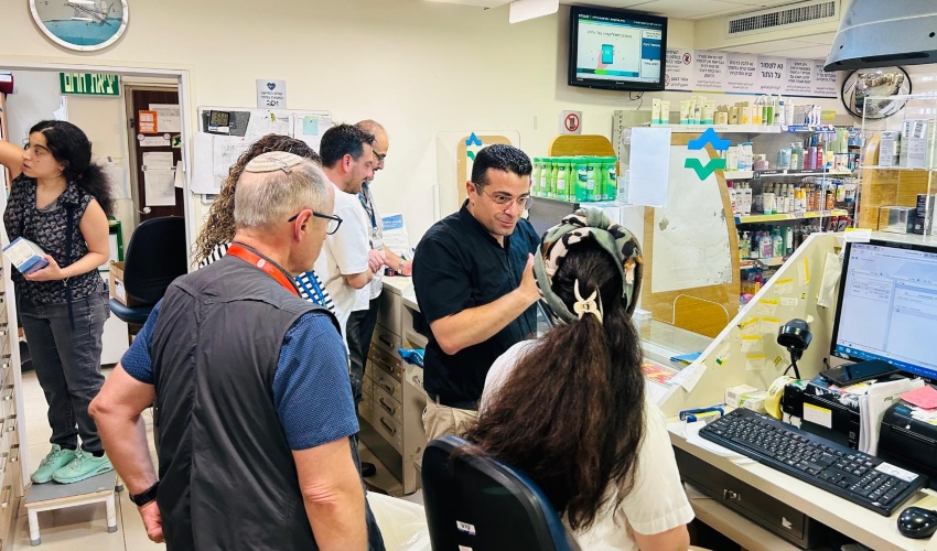 מנהל כללית מחוז ירושלים ארז לוי בסיור תמיכה בבית המרקחת בגילה בזמן מלחמת "עם כלביא" (צילום: דוברות כללית)
