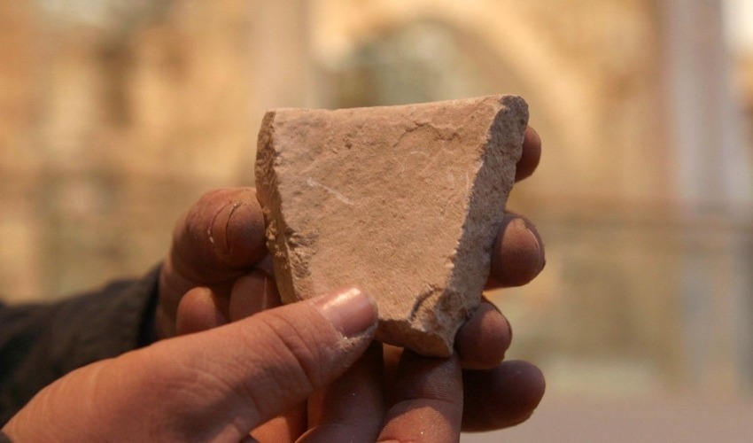 שבר כלי אבן מימי בית שני (צילום: אמיל אלג'ם, רשות העתיקות)