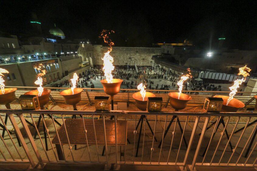 חנוכיה בכותל (צילום: הקרן למורשת הכותל המערבי)
