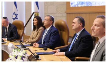 ישראל כץ ומשה ליאון בחתימת ההסכם (צילום: ארנון בוסאני)