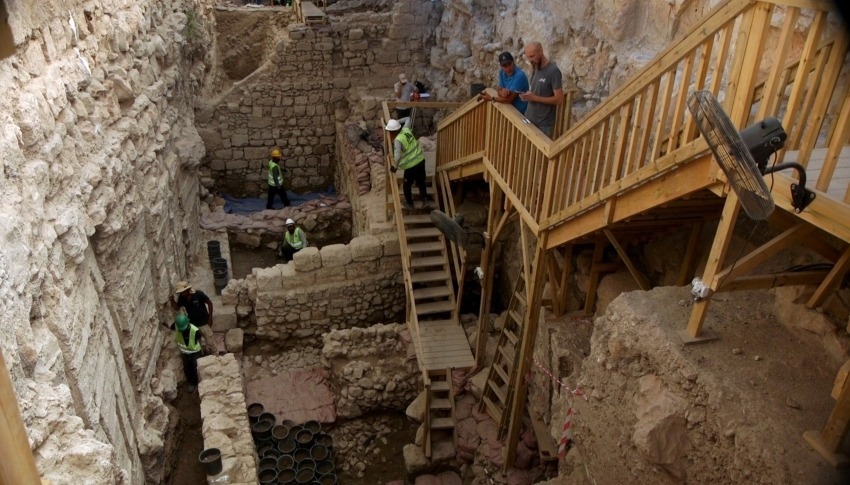 שטח החפירה שבו התגלה התליון הנדיר (צילום: אמיל אלג'ם, רשות העתיקות)