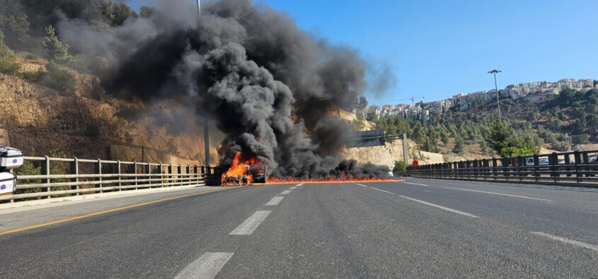 רכב עולה באש בירושלים (צילום: תיעוד מבצעי כב''ה)
